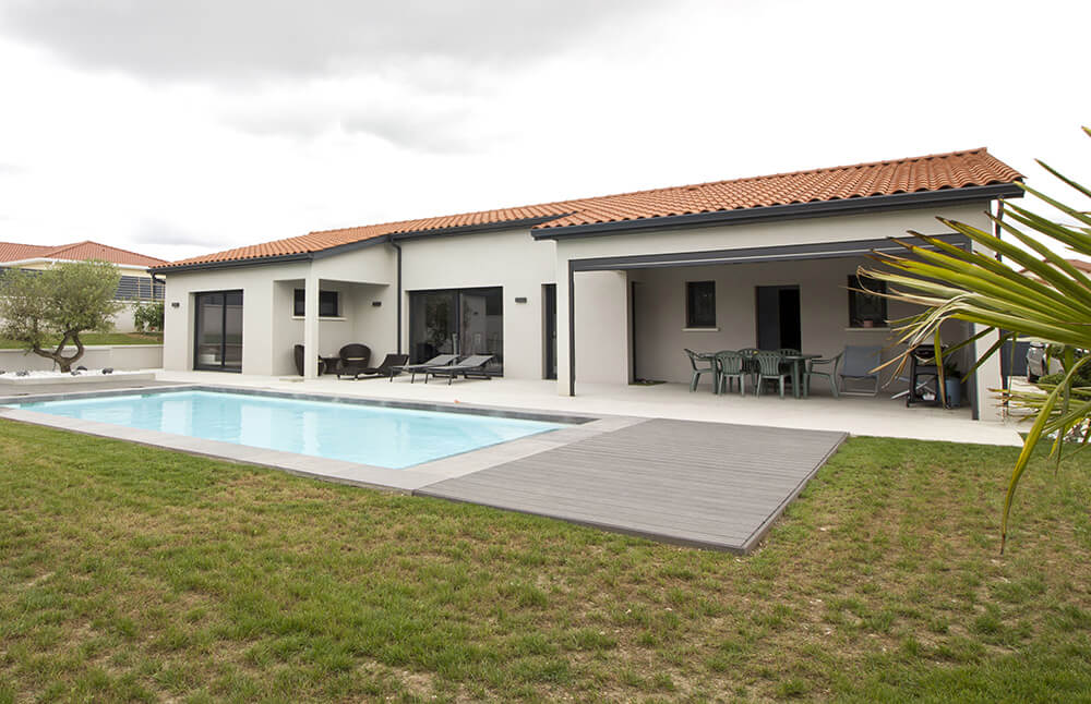 maison valtrea piscine exterieur